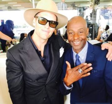Tom Brady, quarterback de los New England Patriots, máxima estrella de la NFL, mejor jugador de todos los tiempos, y un tipo guapo, acudió al Derby de Kentucky, la carrera de caballos más famosa del mundo, y posó con alguno de sus fans. Aquí, con un tal Jerry Rice.