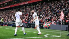 Benzema celebra con Vinicius el gol del 0-1 en el Athletic-Real Madrid de la pasada Liga.