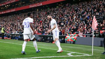 Benzema celebra con Vinicius el gol del 0-1 en el Athletic-Real Madrid de la pasada Liga.