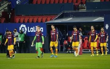 Los jugadores del Barcelona salen al campo antes del inicio del encuentro. 