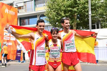 García Carrera, medalla de plata, María Pérez, medalla de oro y álvaro Martín, medalla de oro, celebran juntos sus victorias ondeando la bandera española.
