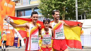 García Carrera, medalla de plata, María Pérez, medalla de oro y álvaro Martín, medalla de oro, celebran juntos sus victorias ondeando la bandera española.
