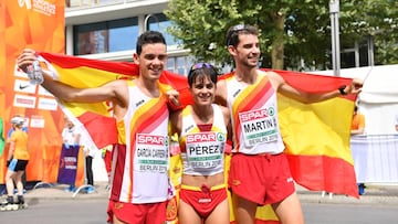García Carrera, medalla de plata, María Pérez, medalla de oro y álvaro Martín, medalla de oro, celebran juntos sus victorias ondeando la bandera española.
