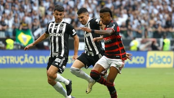 . BELO HORIZONTE (BRASIL), 10/11/2024.- Junior Alonso (i) y Rodrigo Battaglia (c) de Atlético Mineiro disputan el balón con Bruno (d) de Flamengo, este domingo durante el partido de vuelta de la final de la Copa de Brasil en el estadio Arena MRV, en Belo Horizonte (Brasil). EFE/ Antonio Lacerda