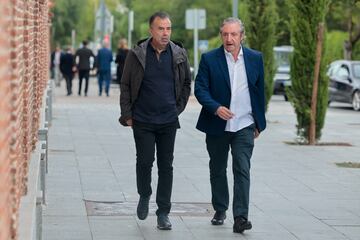 Los periodistas deportivos Josep Pedrerol (d) y José Antonio Luque (i) llegan a la capilla ardiente.