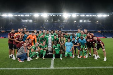 A CORUÑA, 10/08/2024.- Los jugadores del Leganés posan con el Trofeo Teresa Herrera. EFE/Moncho Fuentes
