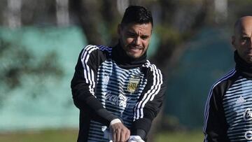 La cuenta de Twitter de la selección Argentina ha confirmado el bloqueo articular en su rodilla derecha que lo dejará fuera de la convocatoria de Rusia.