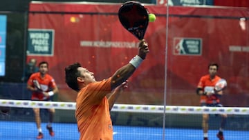 Matías Díaz devuelve una bola durante la final del Bilbao Open del World Padel Tour.