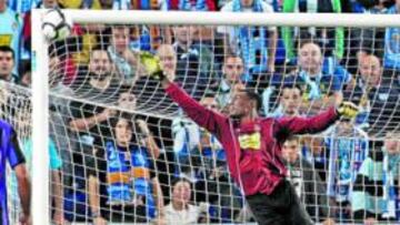 <b>A LA CRUCETA. </b>Poco antes de marcar el gol del empate, Medunjanin entró en el campo y avisó con un remate de falta que se estrelló en la cruceta derecha de Kameni.