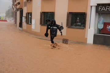 Un hombre en las calles anegadas en el entorno del río Campanillas.