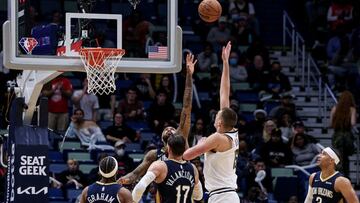 Nikola Jokic, p&iacute;vot de Denver Nuggets, lanza ante la defensa de New Orleans Pelicans.