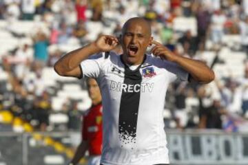 Humberto Suazo también aportó con un tanto en la goleada.