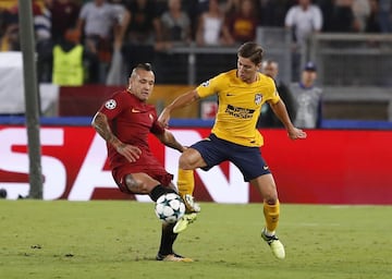 Vietto ante Nainggolan.