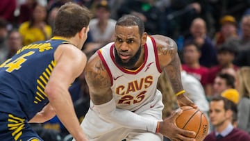 LeBron James, jugador de los Cleveland Cavaliers, ante Bojan Bogdanovic durante el partido contra los Indiana Pacers.