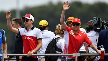 Ferrari&#039;s Finnish driver Kimi Raikkonen (R) and Sauber F1&#039;s Monegasque driver Charles Leclerc (L) wave from a truck during a parade ahead of the Formula One Grand Prix de France at the Circuit Paul Ricard in Le Castellet, southern France, on June 24, 2018. / AFP PHOTO / GERARD JULIEN
 PUBLICADA 28/06/18 NA MA38 4COL
