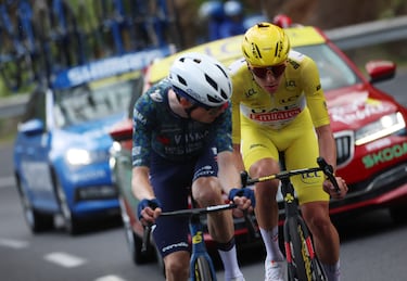 Pogacar y Vingegaard se miden en la última subida de la etapa.