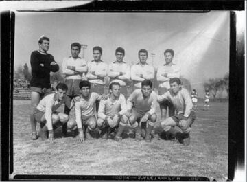 Luis Cruz Martínez de Curicó: Se fundó en 1905 y su momento de mayor gloria en el profesionalismo ocurrió en 1962, cuando vencieron a la UC en la final de la COpa Chile.

