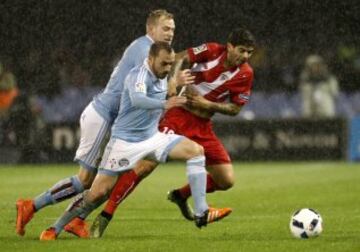 El centrocampista chileno del Celta de Vigo Marcelo Díaz, pugna por un balón con el centrocampista argentino del Sevilla Ever Banega, durante el partido de vuelta de la semifinal de la Copa del Rey