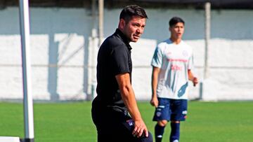 Pasó por los tres grandes y brilla como DT: “Le hablo con honestidad a los jugadores”
