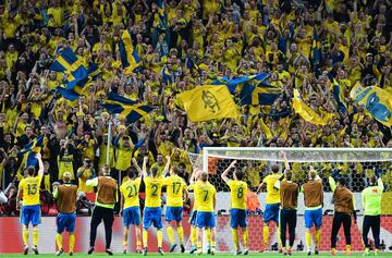 Conocidos como Blågult (azules y amarillos), Das team (El equipo) o Wunderteam (El equipo maravilla). Su organización está a cargo de la Asociación Sueca de Fútbol, perteneciente a la UEFA y a la FIFA.