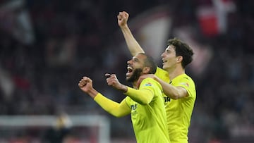 Villarreal's French midfielder Etienne Capoue (L) and Villarreal's Spanish defender Mario Gaspar celebrate after the UEFA Champions League quarter-final, second leg football match FC Bayern Munich v FC Villarreal in Munich, southern Germany on April 12, 2022. (Photo by Christof STACHE / AFP)