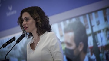 La presidenta de la Comunidad de Madrid, Isabel D&iacute;az Ayuso, (con el l&iacute;der del PP, Pablo Casado, en la pantalla) interviene en un desayuno informativo organizado por Nueva Econom&iacute;a F&oacute;rum, en el Hotel Mandarin Oriental Ritz, a 15