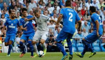 Benzema rodeado de contrarios.