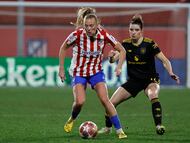 MADRID, 12/02/2026.- La jugadora del Manchester United Dominique Janssen (dcha) pelea por el balón con la jugadora del Atlético de Madrid Synne Jensen, durante el partido de ida de octavos de final de la Liga de Campenes que Atlético de Madrid y Manchester United disputan este jueves en Alcalá de Henares, en Madrid. EFE/Sergio Pérez