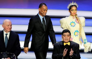 Los exfutbolistas Nikita Simonyan (izda), Cafú (c) y Diego Maradona, llegan al escenario durante el sorteo del Mundial de Rusia 2018.