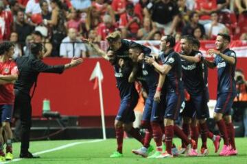 0-3. Jackson Martínez celebró el tercer gol con sus compañeros.