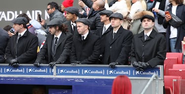 Personajes inspirados en la película 'Peaky Blinders: El hombre inmortal' en la grada estadio Metropolitano.