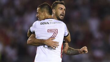 Pratto y Mora celebran uno de sus goles en el partido de Superliga entre River Plate y Godoy Cruz.