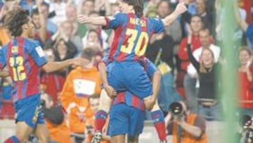 <b>GOLAZO.</b> Messi marcó un gran gol a Valbuena.