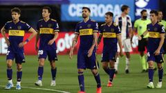 Argentina&#039;s Boca Juniors players leave the field at the half time during their Argentina First Division football match against Talleres at La Bombonera stadium, in Buenos Aires, on November 15, 2020. (Photo by ALEJANDRO PAGNI / AFP)