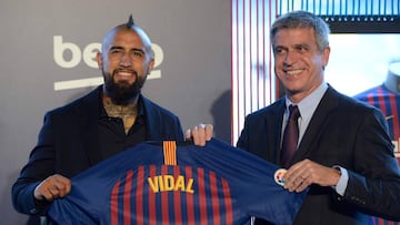 Barcelona&#039;s new player Chilean midfielder Arturo Vidal (L) poses with Barcelona&#039;s vice-president Spanish Jordi Mestre during his official presentation at the Camp Nou stadium in Barcelona on August 6, 2018. / AFP PHOTO / Josep LAGO