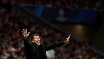 Simeone pide calma a sus jugadores en el encuentro ante el Barcelona.