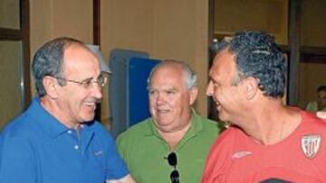 <b>PRIMER ENCUENTRO. </b>Joaquín Caparrós estrecha la mano de Irureta, en presencia de Guzmán y García Macua.