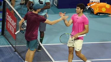 MIAMI GARDENS, FLORIDA - MARCH 31: Jannik Sinner of Italy meetsd Carlos Alcaraz of Spain at the net after his win during the semifinals of the Miami Open at Hard Rock Stadium on March 31, 2023 in Miami Gardens, Florida. Al Bello/Getty Images/AFP (Photo by AL BELLO / GETTY IMAGES NORTH AMERICA / Getty Images via AFP)