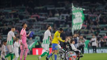 Salida de los jugadores con niños con diversidad funcional.