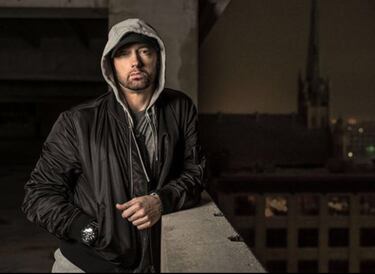 Marshall Bruce Mathers III
Este pseudónimo surgió de la unión de las iniciales de Marshall Mathers: Em and Em, y como resultado final quedó Eminem.