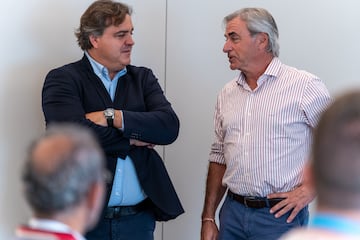 Óscar Fuertes (izda.) y Carlos Sainz (dcha.) durante la presentación de Champions for Safety en el karting de Las Rozas.