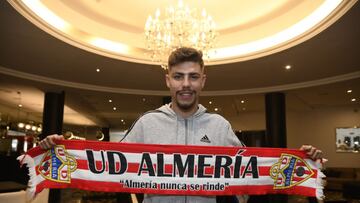 Alejandro Pozo posa para AS con la bufanda del Almer&iacute;a.