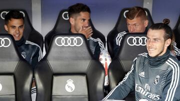 Reguilón, Isco, Toni Kroos y Gareth Bale, en el banquillo del Bernabéu.