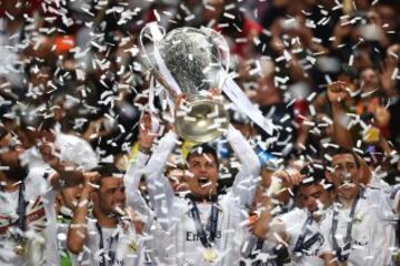 Cristiano Ronaldo con el trofeo.