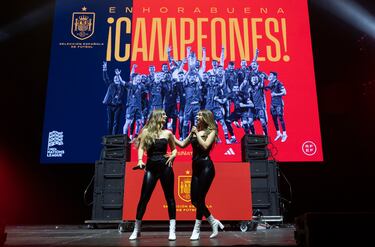 Diferentes actuaciones musicales sirvieron de teloneras antes de la salida de los protagonistas de la celebración. DJ Nano, Gemeliers, Twin Melody, en la imagen, Sofía Ellar y Barce.