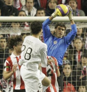 Se form¨® en las categor¨ªas inferiores del Athletic, debut¨® con el primer equipo en 2001, pero no ser¨ªa hasta la temporada 02/03 cuando se convertir¨ªa titular en la porter¨ªa de los leones. Permaneci¨® en el club con altibajos hasta la temporada 07/08.