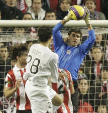 Se formó en las categorías inferiores del Athletic, debutó con el primer equipo en 2001, pero no sería hasta la temporada 02/03 cuando se convertiría titular en la portería de los leones. Permaneció en el club con altibajos hasta la temporada 07/08.