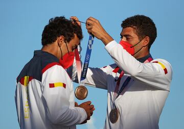 Nico Rodríguez poniéndole la medalla a Jordi Zammar.