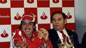 <b>EN LA MESA. </b>Alonso, entre Cendoya (izda.) y Carlos Gracia, del Santander y la Federación Española.