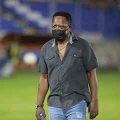 Entrenador de CD Águila en El Salvador abandona la cancha por insultos racistas